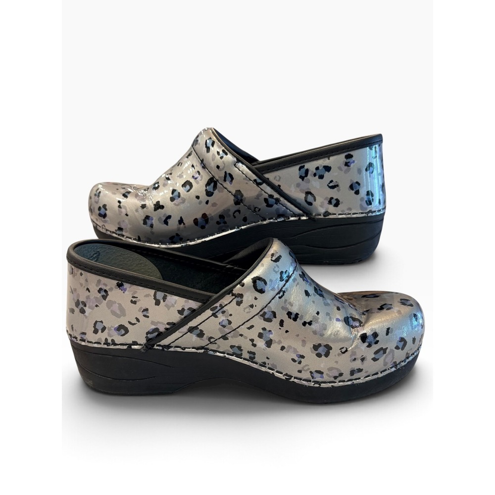 Dansko XP 2.0 Silver Leopard Metallic Patent Leather Clogs Shoes Womens 37